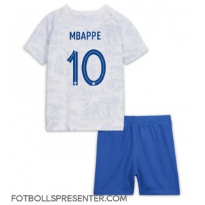 Frankrike Kylian Mbappe #10 Bortatröja Barn VM 2022 Kortärmad (+ korta byxor)